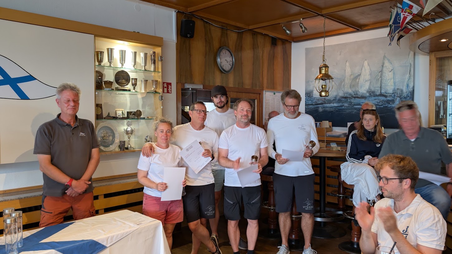 Crew der VITESSE nimmt Urkunden und Pokal für den Titel des Berliner Meisters entgegen