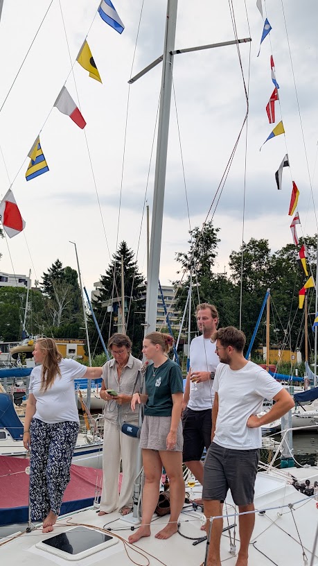 Bootstaufe der High Jinx am Freitagabend, Crew an Deck unter der Signalflaggenkette