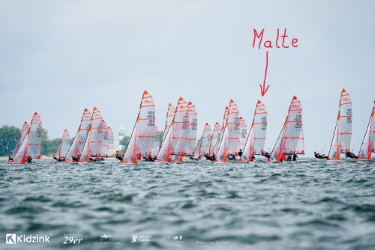 Großes 29er-Feld dicht an dicht auf der Kieler Förde, ein roter Pfeil mit der Beschriftung Malte zeigt auf Maltes Boot