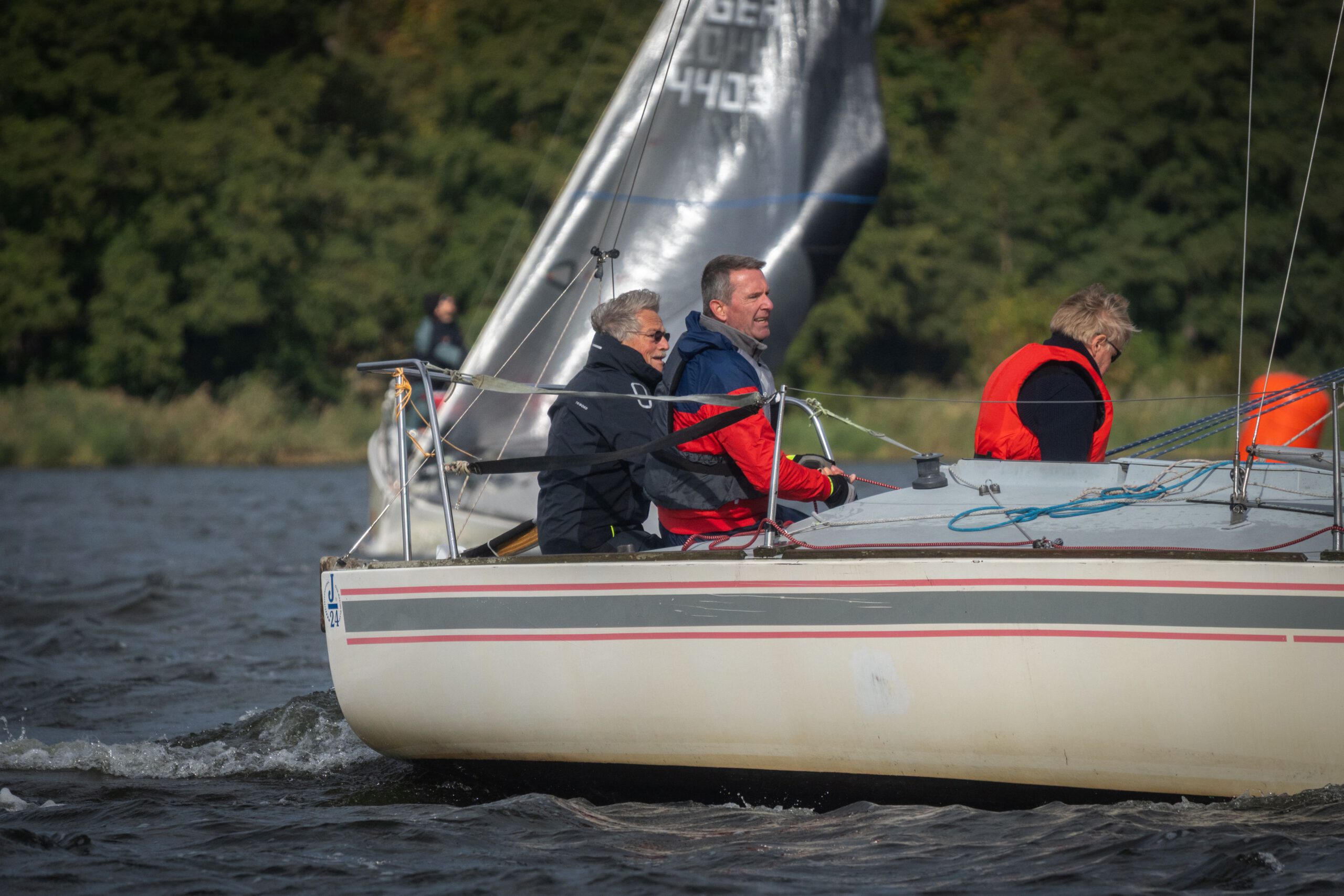 Die J/24 Juno (GER 4488) mit Crew bei Wind auf der Havel