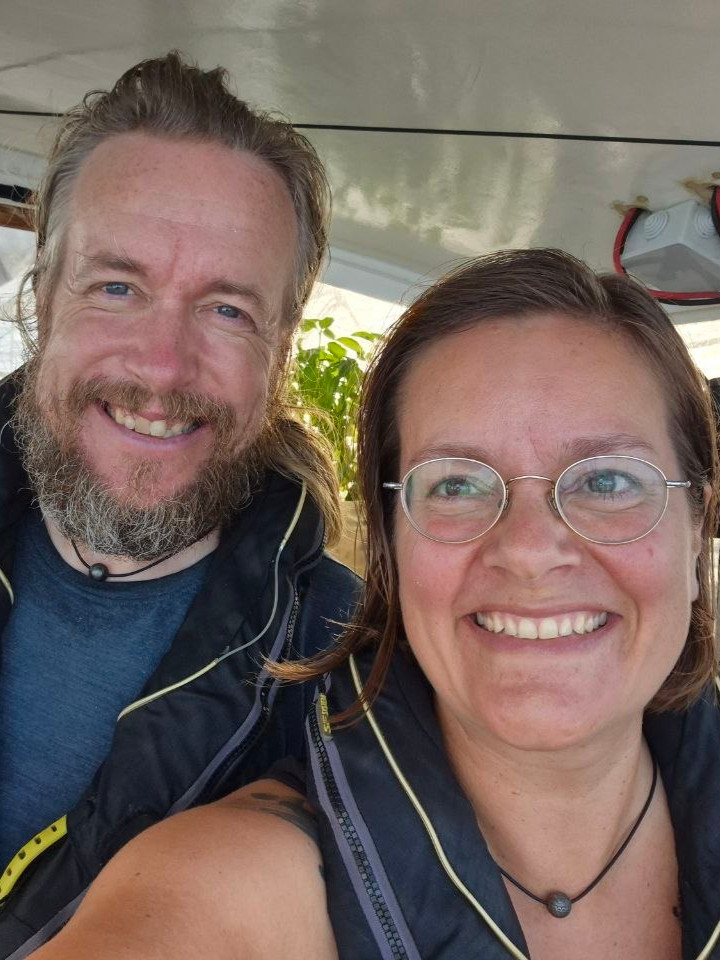 Henri und Susanna lachen in einem Selfie an Bord